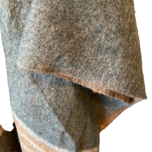 Vintage Monteza's Alpaca Cape Poncho Shawl Wrap Wooden Button At Neckline Sz Med - Picture 11 of 16